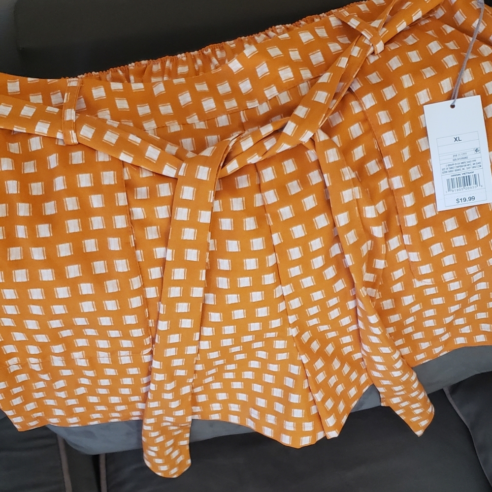 Woman's size XL dress shorts with stylish belt. Never worn with tags